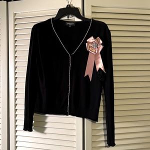 Women top. Black color with Pink+Diamond+Lace bow